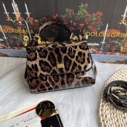 500 [Dolce Gabbana] model number: 2112 patent leather leopard print, perfect bag shape, customized vacuum high electroplated hardware, versatile bag type, portable crossbody is suitable for any occasion, gorgeous enough to amazing four seats, every presen