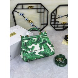 480 [Dolce Gabbana] The same crossbody bag as a celebrity, crossbody, mirror, overseas purchasing special products, fashionable and aura, brand new bag style, any combination can be as long as there is a fashionable heart, you can keep it clearly, when an