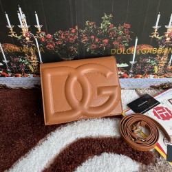 530 [Dolce Gabbana] Model number: 5515 Top original list ➰Delicious handmade, imported cowhide bag body with pure handmade oil edges on top, embellished with standing effect quilted DG log Fashion trend, favorite of many celebrities, crossbody, overseas p