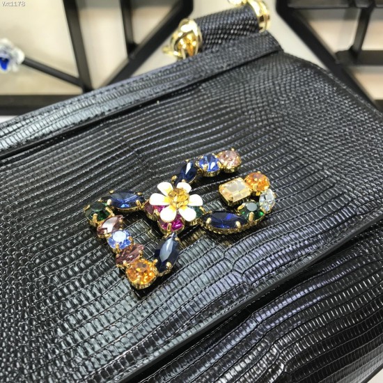 470 Small [Dolce Gabbana] Colorful Diamond Lizard Pattern Crossbody Bag Original Single Perfect Bag Shape Imported Top-Level Lizard Pattern Cowhide, Customized Vacuum High Electroplating Hardware All-match Bag Shape Hand-Off Crossbody is suitable for any 