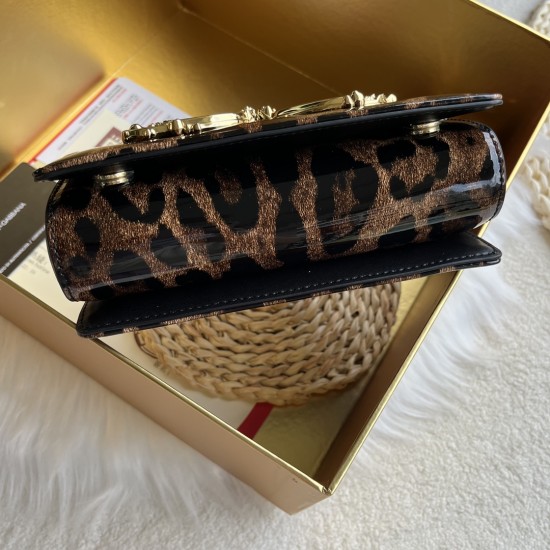 560 【Dolce Gabbana】❤️New.Model number: 9111 patent leather leopard print original ➰Delicate handmade, imported cowhide bag body with pure handmade oil edge on top, embellished with DG double electroplating sign fashion trend, front flip cover adopts hidde 560 【Dolce Gabbana】❤️New.Model number: 9111 patent leather leopard print original ➰Delicate handmade, imported cowhide bag body with pure handmade oil edge on top, embellished with DG double electroplating sign fashion trend, front flip cover adopts hidde