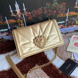 600 [Dolce Gabbana] Top original list ➰Delicious handmade Imported cowhide leather with original hardware bag body with pure handmade oil on top of the top of many celebrities' favorites. Crossbody can be purchased overseas for special products with a sty