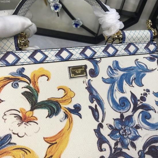 480 [Dolce Gabbana] The same crossbody bag as a celebrity, crossbody, mirror, overseas purchasing special products, fashionable and aura, brand new bag style, any combination can be as long as there is a fashionable heart, you can keep it clearly, when an