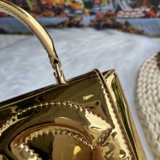570 [Dolce Gabbana] Model number: 9112 Original order ➰Delicate handmade, imported cowhide bag body with pure handmade oil edges on top, embellished with standing effect quilted DG log Fashion trend, favorite of many celebrities, crossbody, overseas purch