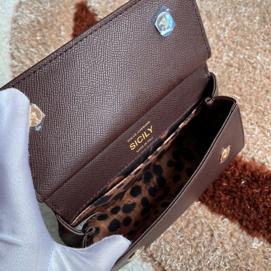 P550 model number: 4133 palm print high-end product [Dolce Gabbana] Another platinum bag in the fashion industry ➰Delicate handmade classic model solid color versatile. Favorite of many celebrities. Crossbody can be used with mirrors. Special products for
