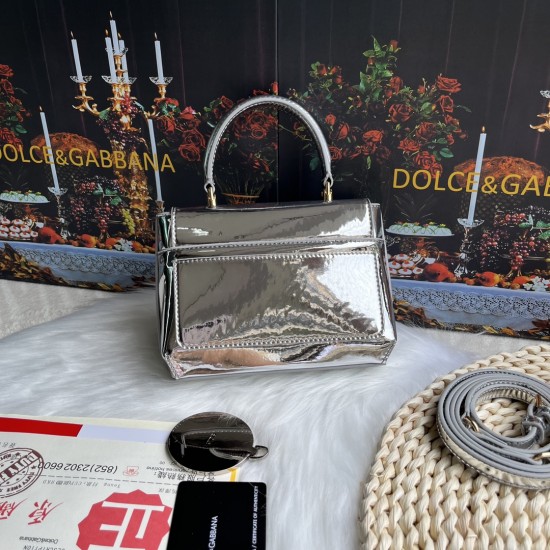 570 [Dolce Gabbana] Model number: 9112 Original order ➰Delicate handmade, imported cowhide bag body with pure handmade oil edges on top, embellished with standing effect quilted DG log Fashion trend, favorite of many celebrities, crossbody, overseas purch