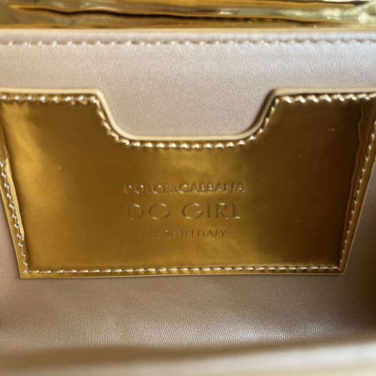 580 【Dolce Gabbana】❤️New.Model number: 9111 patent leather original ➰Delicate and handmade, imported cowhide bag body with pure handmade oil edge on top, embellished with DG double electroplating sign fashion trend, front flip cover adopts hidden magnetic 580 【Dolce Gabbana】❤️New.Model number: 9111 patent leather original ➰Delicate and handmade, imported cowhide bag body with pure handmade oil edge on top, embellished with DG double electroplating sign fashion trend, front flip cover adopts hidden magnetic