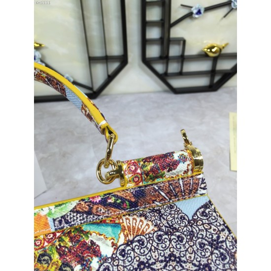 480 [Dolce Gabbana] The same crossbody bag as a celebrity, crossbody, mirror, overseas purchasing special products, fashionable and aura, brand new bag style, any combination can be as long as there is a fashionable heart, you can keep it clearly, when an