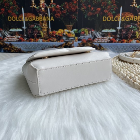 570 [Dolce Gabbana] Model number: 9112 Original order ➰Delicate handmade, imported cowhide bag body with pure handmade oil edges on top, embellished with standing effect quilted DG log Fashion trend, favorite of many celebrities, crossbody, overseas purch
