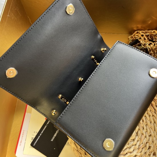 550 【Dolce Gabbana】❤️New.Model number: 9111 original list ➰Delicate and handmade, imported cowhide bag body with pure handmade oil edges on the top, embellished with DG double electroplating sign fashion trend, front flip cover adopts hidden magnetic buck 550 【Dolce Gabbana】❤️New.Model number: 9111 original list ➰Delicate and handmade, imported cowhide bag body with pure handmade oil edges on the top, embellished with DG double electroplating sign fashion trend, front flip cover adopts hidden magnetic buck