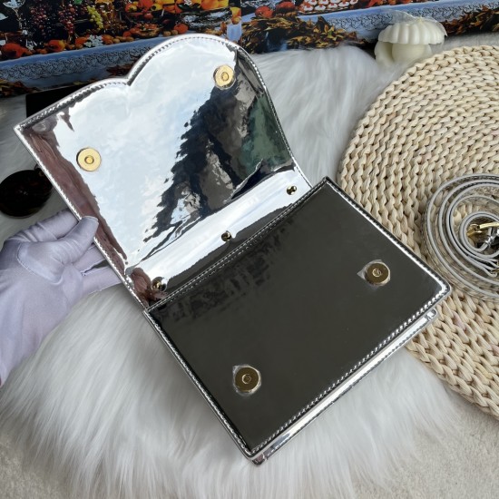 530 [Dolce Gabbana] Model number: 5515 Top original list ➰Delicious handmade, imported cowhide bag body with pure handmade oil edges on top, embellished with standing effect quilted DG log Fashion trend, favorite of many celebrities, crossbody, overseas p
