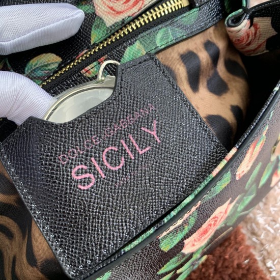 480 [Dolce Gabbana] The same crossbody bag as a celebrity, crossbody, mirror, overseas purchasing special products, fashionable and aura, brand new bag style, any combination can be as long as there is a fashionable heart, you can keep it clearly, when an