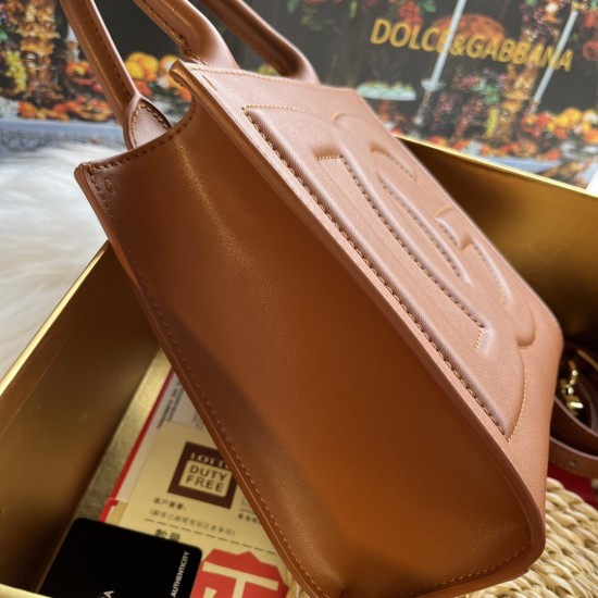 520 【Dolce Gabbana】New.Model number: 5527 Original DG Logo Bag Mini Tote Bag➰Deliciously handmade, imported cowhide bag body with pure handmade oil edges on top, the favorite of many celebrities, overseas purchasing special products, style and aura, as lo 520 【Dolce Gabbana】New.Model number: 5527 Original DG Logo Bag Mini Tote Bag➰Deliciously handmade, imported cowhide bag body with pure handmade oil edges on top, the favorite of many celebrities, overseas purchasing special products, style and aura, as lo
