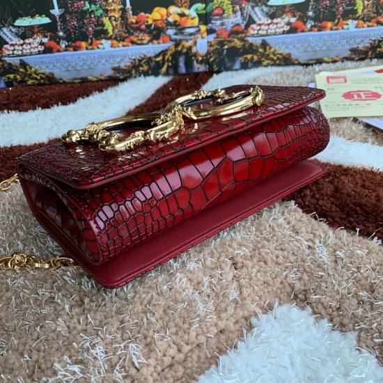 600 【Dolce Gabbana】Top original list ➰Delicate handmade series crossbody bags, imported raw materials, resin bottom plated with real gold DG logo on the front, the flip cover is hidden magnetic buckle, fixed electroplated ruthenium chain decoration, pure 600 【Dolce Gabbana】Top original list ➰Delicate handmade series crossbody bags, imported raw materials, resin bottom plated with real gold DG logo on the front, the flip cover is hidden magnetic buckle, fixed electroplated ruthenium chain decoration, pure