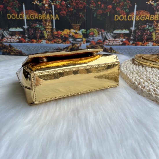 570 [Dolce Gabbana] Model number: 9112 Original order ➰Delicate handmade, imported cowhide bag body with pure handmade oil edges on top, embellished with standing effect quilted DG log Fashion trend, favorite of many celebrities, crossbody, overseas purch
