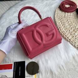 570 [Dolce Gabbana] Model number: 9112 Original order ➰Delicate handmade, imported cowhide bag body with pure handmade oil edges on top, embellished with standing effect quilted DG log Fashion trend, favorite of many celebrities, crossbody, overseas purch