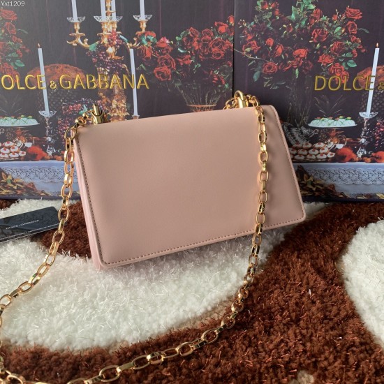 600 【Dolce Gabbana】Top original list ➰Delicate handmade series crossbody bags, imported raw materials, front embellishment, resin bottom plated true gold DG logo, front flip cover adopts hidden magnetic buckle opening and closing, fixed electroplated ruth 600 【Dolce Gabbana】Top original list ➰Delicate handmade series crossbody bags, imported raw materials, front embellishment, resin bottom plated true gold DG logo, front flip cover adopts hidden magnetic buckle opening and closing, fixed electroplated ruth