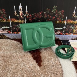 530 [Dolce Gabbana] Model number: 5515 Top original list ➰Delicious handmade, imported cowhide bag body with pure handmade oil edges on top, embellished with standing effect quilted DG log Fashion trend, favorite of many celebrities, crossbody, overseas p