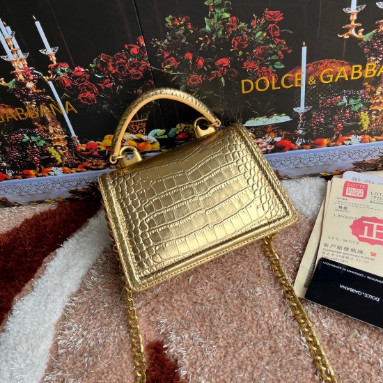 550 [Dolce Gabbana] Chain hand-held crossbody bag model number: 6613 crocodile pattern Original list ➰Delicious handmade Imported cowhide with original hardware bag body top pure handmade oil edges The favorite of many celebrities is Crossbody, Special pr