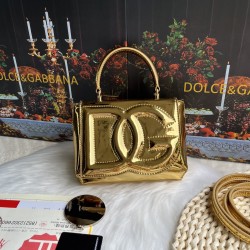 570 [Dolce Gabbana] Model number: 9112 Original order ➰Delicate handmade, imported cowhide bag body with pure handmade oil edges on top, embellished with standing effect quilted DG log Fashion trend, favorite of many celebrities, crossbody, overseas purch