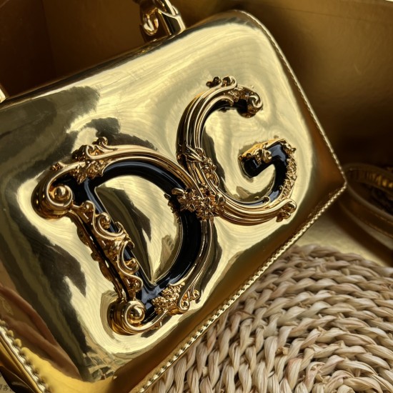 580 【Dolce Gabbana】❤️New.Model number: 9111 patent leather original ➰Delicate and handmade, imported cowhide bag body with pure handmade oil edge on top, embellished with DG double electroplating sign fashion trend, front flip cover adopts hidden magnetic 580 【Dolce Gabbana】❤️New.Model number: 9111 patent leather original ➰Delicate and handmade, imported cowhide bag body with pure handmade oil edge on top, embellished with DG double electroplating sign fashion trend, front flip cover adopts hidden magnetic