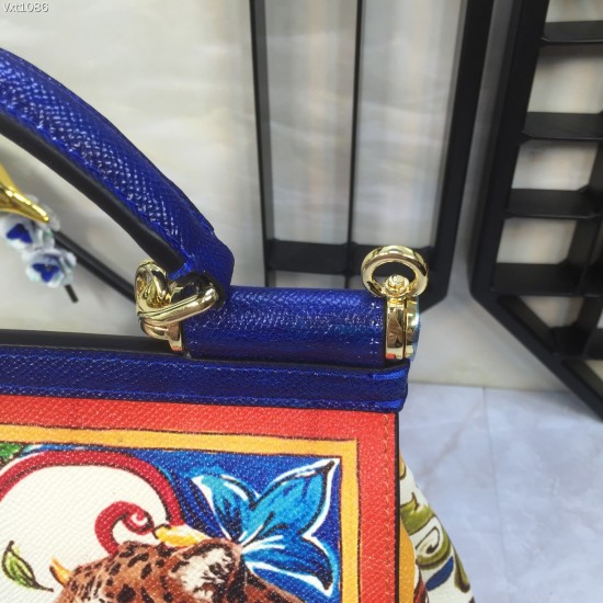 480 [Dolce Gabbana] The same crossbody bag as a celebrity, crossbody, mirror, overseas purchasing special products, fashionable and aura, brand new bag style, any combination can be as long as there is a fashionable heart, you can keep it clearly, when an