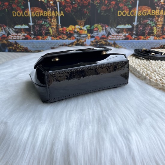 570 [Dolce Gabbana] Model number: 9112 Original order ➰Delicate handmade, imported cowhide bag body with pure handmade oil edges on top, embellished with standing effect quilted DG log Fashion trend, favorite of many celebrities, crossbody, overseas purch