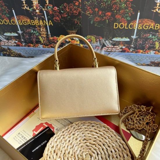 550 【Dolce Gabbana】❤️New.Model number: 9111 original list ➰Delicate and handmade, imported cowhide bag body with pure handmade oil edges on the top, embellished with DG double electroplating sign fashion trend, front flip cover adopts hidden magnetic buck 550 【Dolce Gabbana】❤️New.Model number: 9111 original list ➰Delicate and handmade, imported cowhide bag body with pure handmade oil edges on the top, embellished with DG double electroplating sign fashion trend, front flip cover adopts hidden magnetic buck