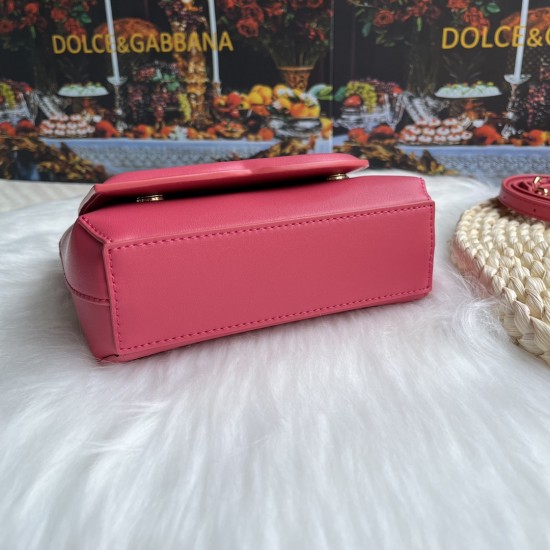 570 [Dolce Gabbana] Model number: 9112 Original order ➰Delicate handmade, imported cowhide bag body with pure handmade oil edges on top, embellished with standing effect quilted DG log Fashion trend, favorite of many celebrities, crossbody, overseas purch