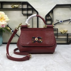 470 Small [Dolce Gabbana] Colorful Diamond Lizard Pattern Crossbody Bag Original Single Perfect Bag Shape Imported Top-Level Lizard Pattern Cowhide, Customized Vacuum High Electroplating Hardware All-match Bag Shape Hand-Off Crossbody is suitable for any 