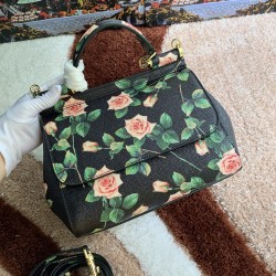 480 [Dolce Gabbana] The same crossbody bag as a celebrity, crossbody, mirror, overseas purchasing special products, fashionable and aura, brand new bag style, any combination can be as long as there is a fashionable heart, you can keep it clearly, when an