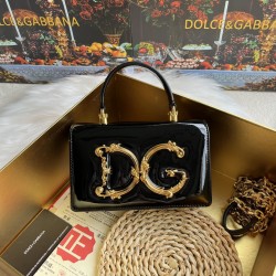 550 【Dolce Gabbana】❤️New.Model number: 9111 patent leather original ➰Delicate and handmade, imported cowhide bag body with pure handmade oil edge on top, embellished with DG double electroplating sign fashion trend, front flip cover adopts hidden magnetic