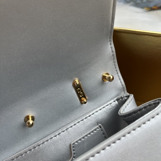550 【Dolce Gabbana】❤️New.Model number: 9111 original list ➰Delicate and handmade, imported cowhide bag body with pure handmade oil edges on the top, embellished with DG double electroplating sign fashion trend, front flip cover adopts hidden magnetic buck 550 【Dolce Gabbana】❤️New.Model number: 9111 original list ➰Delicate and handmade, imported cowhide bag body with pure handmade oil edges on the top, embellished with DG double electroplating sign fashion trend, front flip cover adopts hidden magnetic buck