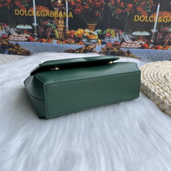 570 [Dolce Gabbana] Model number: 9112 Original order ➰Delicate handmade, imported cowhide bag body with pure handmade oil edges on top, embellished with standing effect quilted DG log Fashion trend, favorite of many celebrities, crossbody, overseas purch