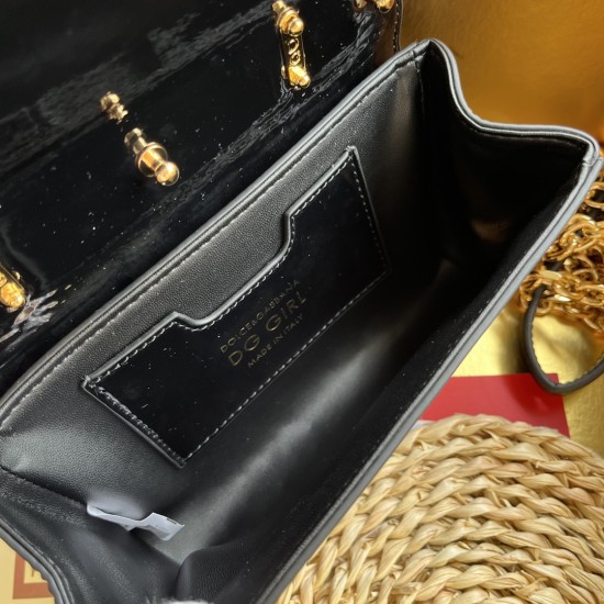 550 【Dolce Gabbana】❤️New.Model number: 9111 patent leather original ➰Delicate and handmade, imported cowhide bag body with pure handmade oil edge on top, embellished with DG double electroplating sign fashion trend, front flip cover adopts hidden magnetic 550 【Dolce Gabbana】❤️New.Model number: 9111 patent leather original ➰Delicate and handmade, imported cowhide bag body with pure handmade oil edge on top, embellished with DG double electroplating sign fashion trend, front flip cover adopts hidden magnetic