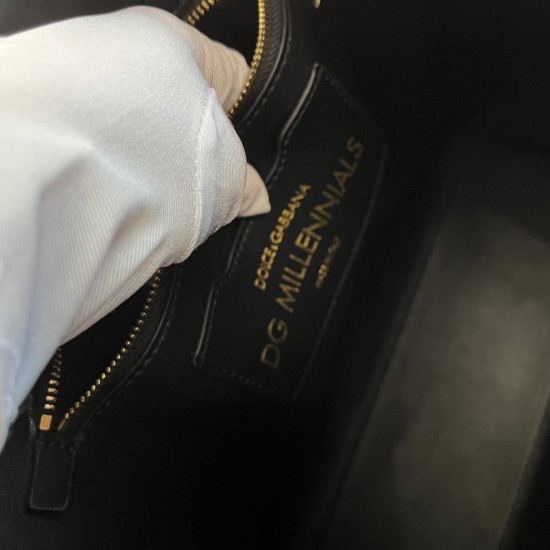 560 [Dolce Gabbana] Model number: 3555 Top original list Tote bag➰Delicious handmade, imported cowhide bag body with pure handmade oil edges on top, the favorite of many celebrities, overseas purchasing special products, style and aura, as long as you hav