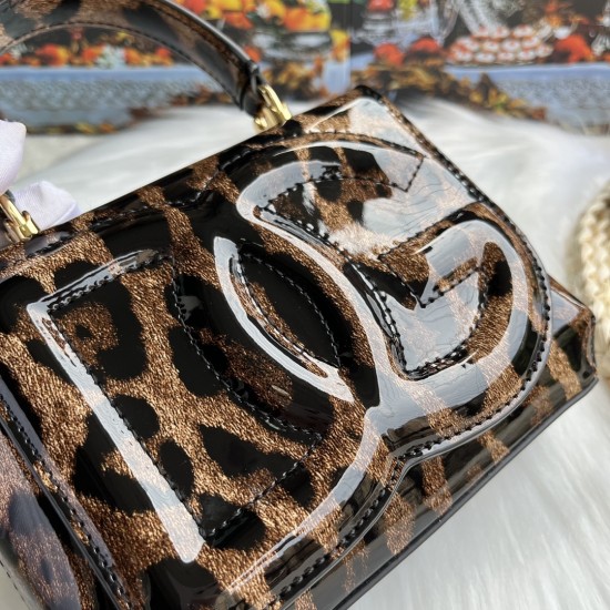 600 [Dolce Gabbana] Model number: 9112 Patent leather leopard print Original ➰Delicate handmade Use imported cowhide bag body with pure handmade oil edges on top, embellished with standing effect quilted DG log Fashion trend, favorite of many celebrities,