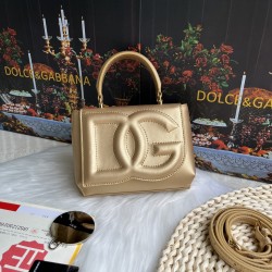 570 [Dolce Gabbana] Model number: 9112 Original order ➰Delicate handmade, imported cowhide bag body with pure handmade oil edges on top, embellished with standing effect quilted DG log Fashion trend, favorite of many celebrities, crossbody, overseas purch