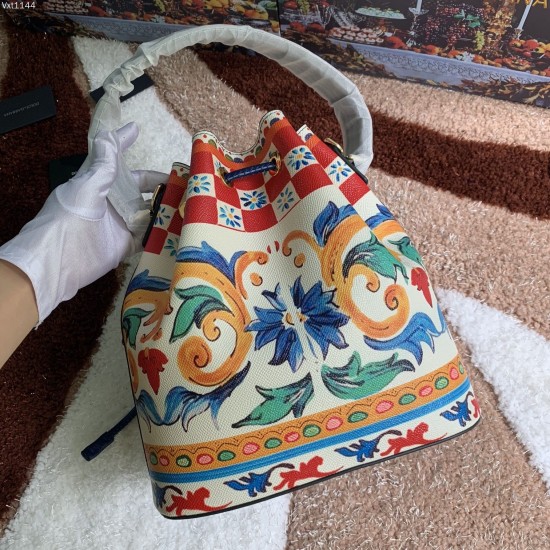 510 [Dolce Gabbana] Classic bucket bag, crossbody, special products for overseas purchasing, new bag style and aura, any combination can be used as long as there is a fashionable heart, you can keep it clearly when and where DG will always show you infini