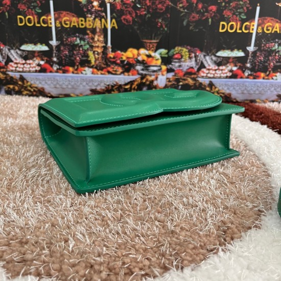 530 [Dolce Gabbana] Model number: 5515 Top original list ➰Delicious handmade, imported cowhide bag body with pure handmade oil edges on top, embellished with standing effect quilted DG log Fashion trend, favorite of many celebrities, crossbody, overseas p