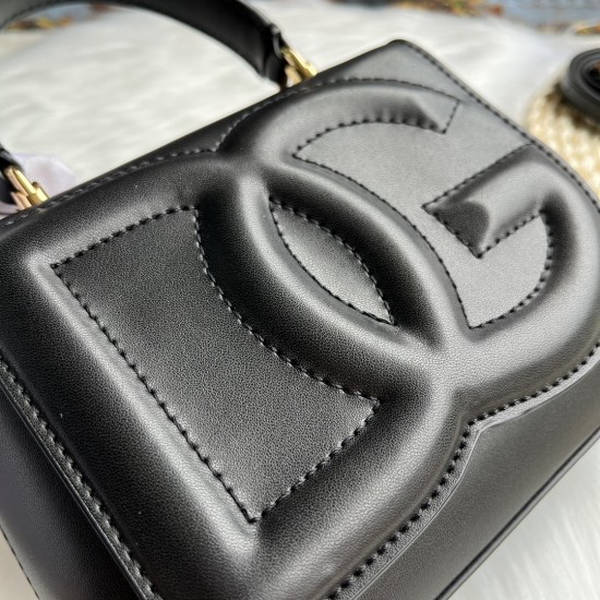 570 [Dolce Gabbana] Model number: 9112 Original order ➰Delicate handmade, imported cowhide bag body with pure handmade oil edges on top, embellished with standing effect quilted DG log Fashion trend, favorite of many celebrities, crossbody, overseas purch