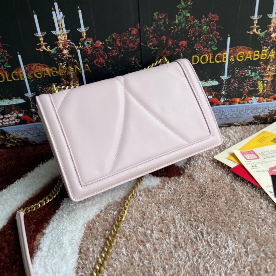 600 [Dolce Gabbana] Top original list ➰Delicious handmade Imported cowhide leather with original hardware bag body with pure handmade oil on top of the top of many celebrities' favorites. Crossbody can be purchased overseas for special products with a sty