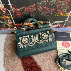 P550 model number: 4133 palm print high-end product [Dolce Gabbana] Another platinum bag in the fashion industry ➰Delicate handmade classic model solid color versatile. Favorite of many celebrities. Crossbody can be used with mirrors. Special products for