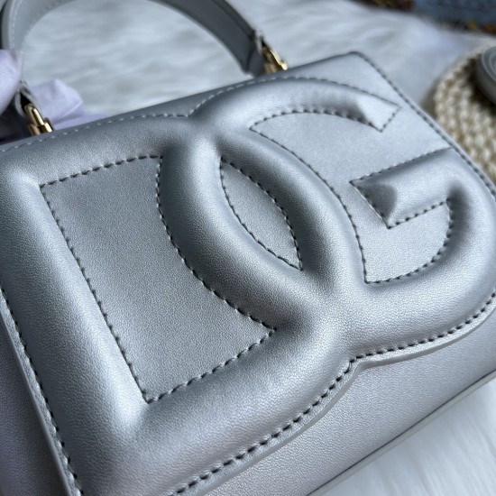 570 [Dolce Gabbana] Model number: 9112 Original order ➰Delicate handmade, imported cowhide bag body with pure handmade oil edges on top, embellished with standing effect quilted DG log Fashion trend, favorite of many celebrities, crossbody, overseas purch