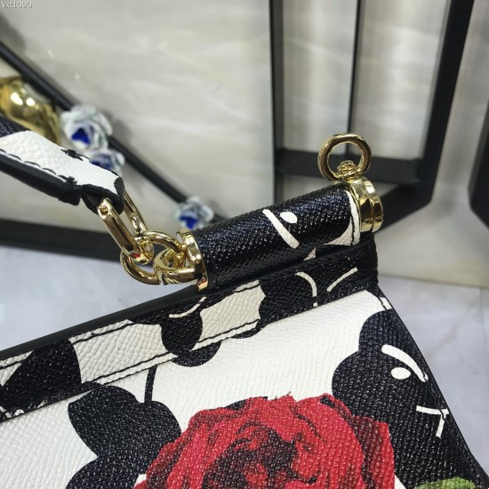 480 [Dolce Gabbana] The same crossbody bag as a celebrity, crossbody, mirror, overseas purchasing special products, fashionable and aura, brand new bag style, any combination can be as long as there is a fashionable heart, you can keep it clearly, when an