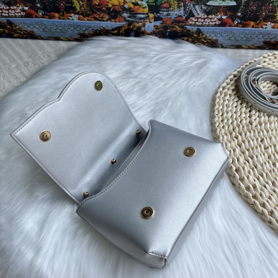 570 [Dolce Gabbana] Model number: 9112 Original order ➰Delicate handmade, imported cowhide bag body with pure handmade oil edges on top, embellished with standing effect quilted DG log Fashion trend, favorite of many celebrities, crossbody, overseas purch