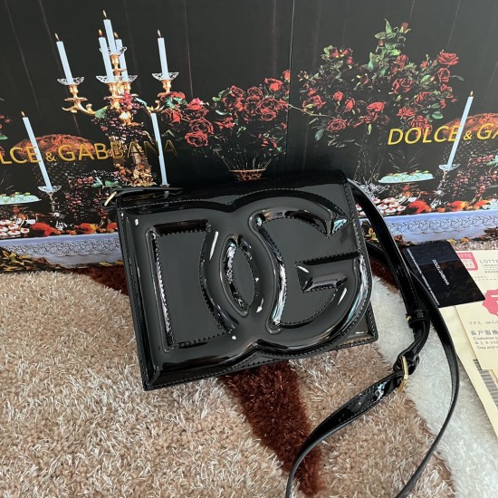530 [Dolce Gabbana] Model number: 5515 Top original list ➰Delicious handmade, imported cowhide bag body with pure handmade oil edges on top, embellished with standing effect quilted DG log Fashion trend, favorite of many celebrities, crossbody, overseas p