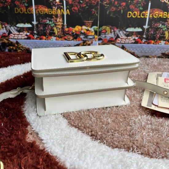 600 [Dolce Gabbana] Model number: 5188 original list ➰Semantic delicate handmade imported cowhide, front DG logo, pure handmade oil on the top of the bag, favorite of many celebrities, overseas purchasing special products, style and aura, new bag style, a