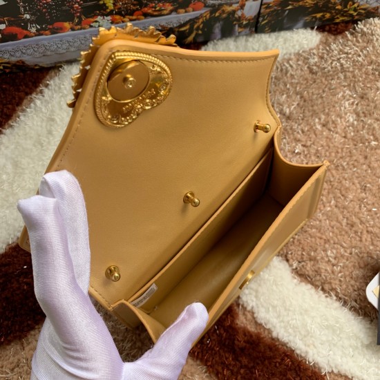 530 [Dolce Gabbana] Chain hand-held crossbody bag model number: 6613 original list ➰Delicious handmade Imported cowhide leather with original hardware bag body with pure handmade oil on top of the top of many celebrities' favorites. Crossbody can be purch