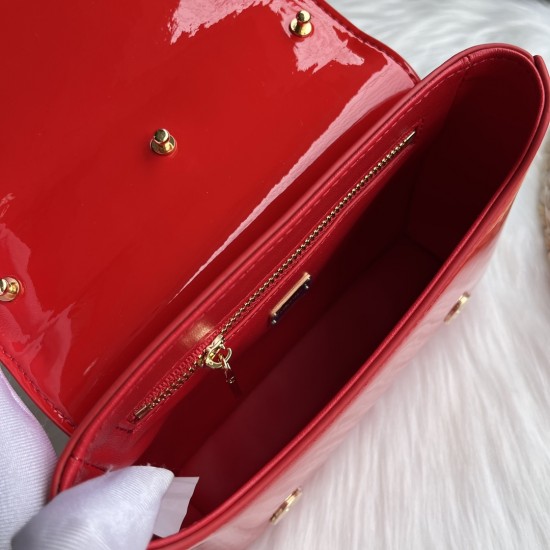 570 [Dolce Gabbana] Model number: 9112 Original order ➰Delicate handmade, imported cowhide bag body with pure handmade oil edges on top, embellished with standing effect quilted DG log Fashion trend, favorite of many celebrities, crossbody, overseas purch